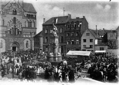Markttreiben auf dem Münsterplatz, um 1900