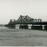 Die 1929 eingeweihte Neußer Brücke, zerstört 1945, wiedererrichtet 1951 („Südbrücke“), seit 2006 Josef-Kardinal-Frings-Brücke