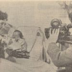 Zwei Tage nach der Geburt am 20. Januar 1963 richtete sich die Fernsehkamera auf die Neusserin mit der Nummer 100.000: Christiane Britta Wenke, im Arm ihrer Mutter Christel. (Neuß-Grevenbroicher Zeitung vom 23. Januar 1963)