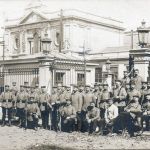 Soldaten des >>2. mobilen Landsturm-Infanterie-Bataillons Neuß<< vor dem Bahnhof in Löwen, August 1914 (Stadtarchiv Neuss)