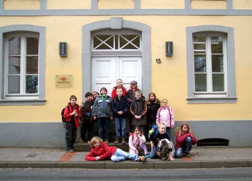 Besuch einer Gruppe Grundschüler im Stadtarchiv