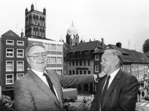 Dr. Heinz Günther Hüsch (*1929), Stadtverordneter, Landtags- und Bundestagsabgeordneter und der langjährige Oberbürgermeister Herbert Karrenberg (1913–1982) auf dem Rathausbalkon, um 1980.