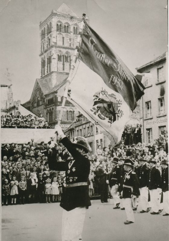 Fahnenschwenker des Jägerkorps auf dem Markt, Ende der 1940er Jahre